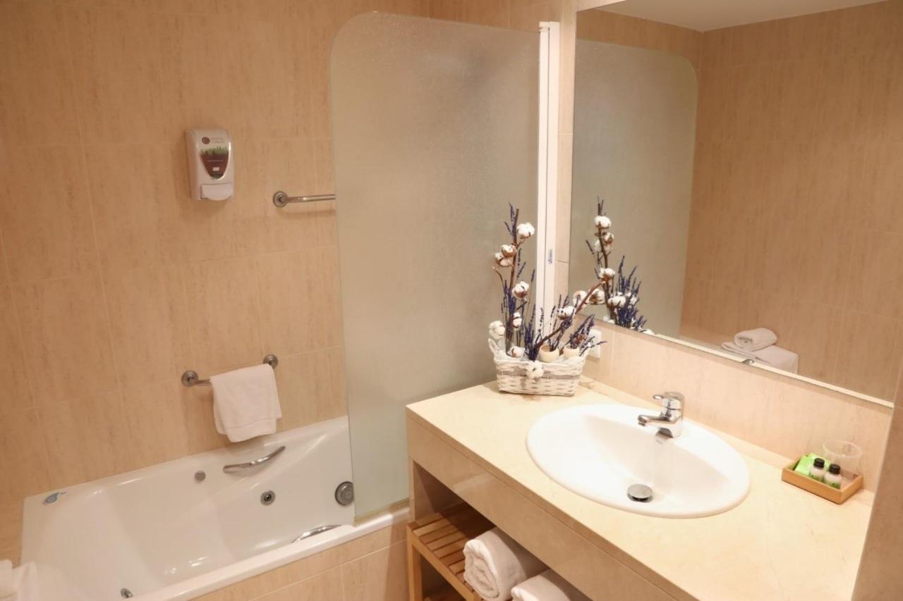 Hostal Torras Sant Hilari Sacalm Esterno foto